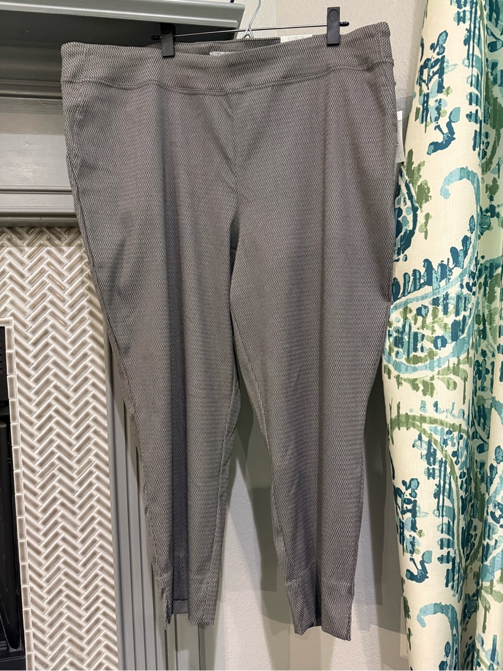 Dalia Cropped Pull-On Ankle Pants in Gray